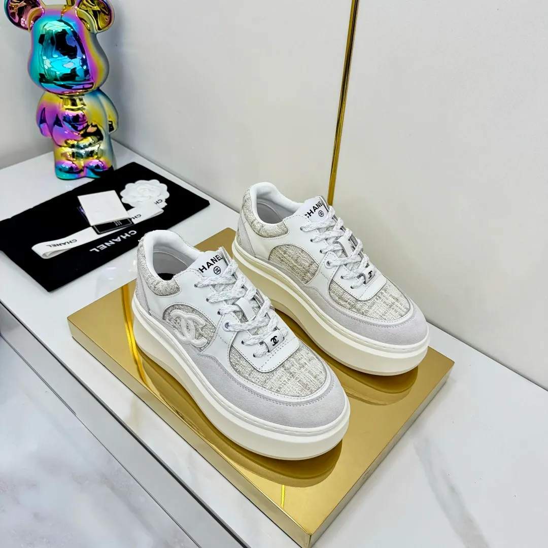 👟👟Ex-factory price 600👟👟 Upgraded version, upgraded version, upgraded version! No rebuttal accepted! ! ! ! Chanel Chanel panda shoes! 2025 counter's top casual sports shoes. This classic design; the upper is electro-embroidered with a variety of techniques; the outsole is fashionable and sporty; the unusual inclusion of a variety of color matching elements... The diversified mix and match is very good-looking and versatile, and can be used for leisure, fashion, sports, and outdoor... ꫛꫀꪝ Go➫ Materials: ❶Upper made of: original imported first-layer silk cowhide + original waterproof cloth + original first-layer cowhide ❷Inner lining: Original Yangli+Net ❸Outsole based on: Original TPU combination outsole Counter boutique packaging complete set for women 35–41 👉 👉 👉 👉 👉